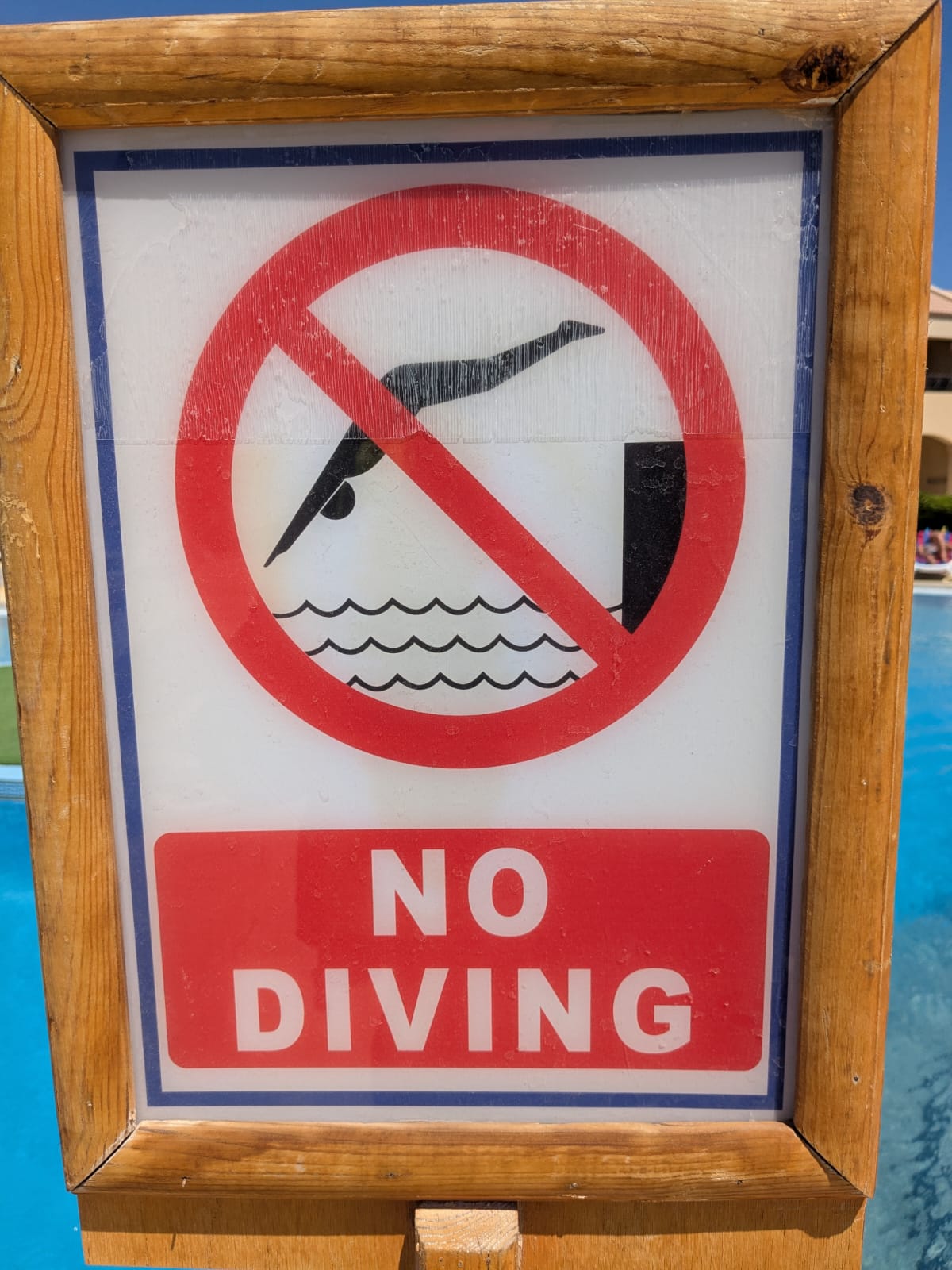 Bild mit einem Schild, welches Tauchen verboten anzeigt.