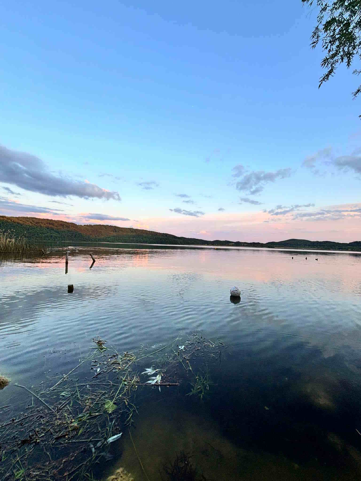 Ball weit draußen auf dem See
