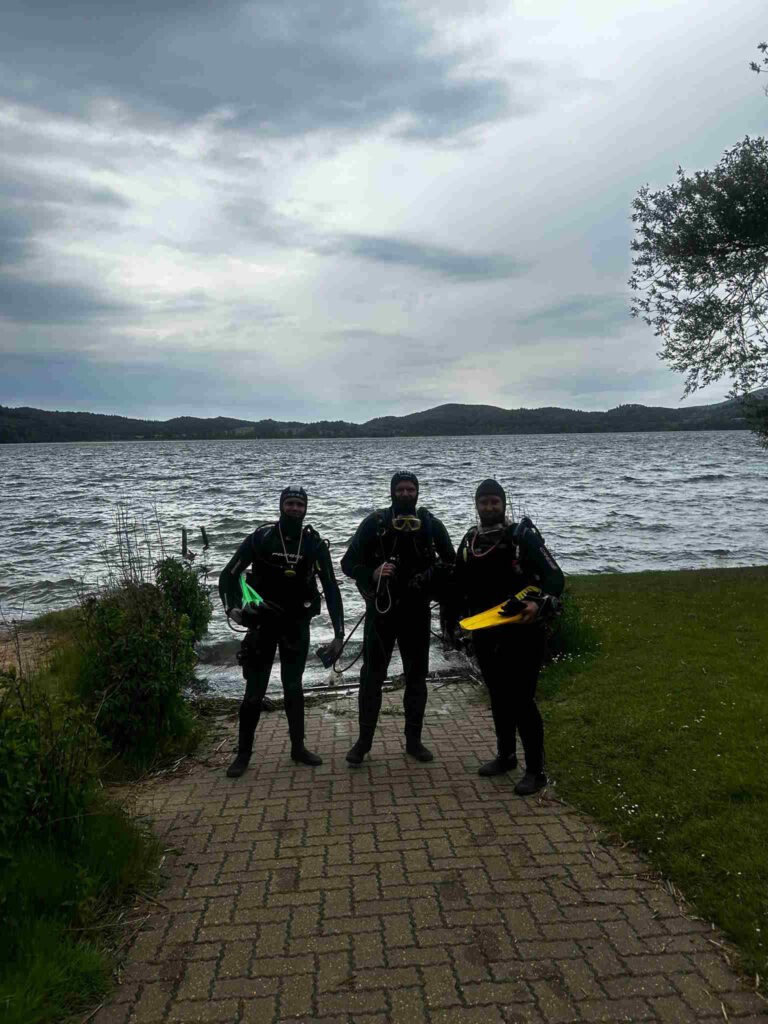Laacher See 2025 drei Taucher am Einstieg