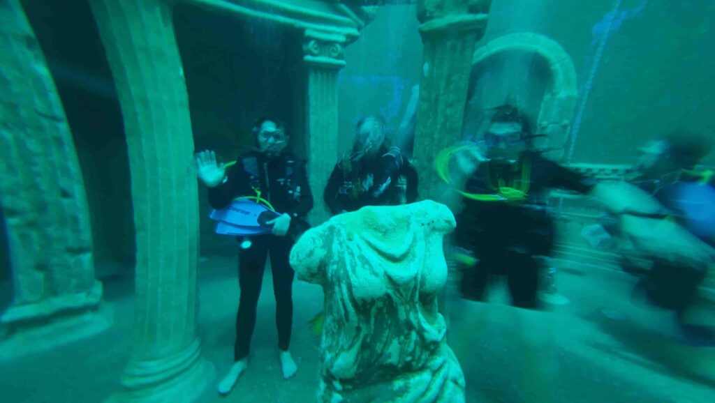 Taucher im Dive4Life am Grund stehend.